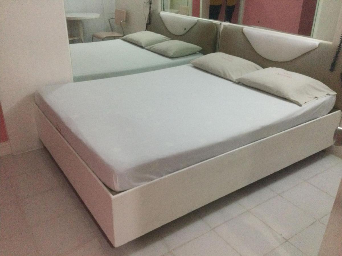 Oyo 817 Vista Apartelle Mandaluyong Eksteriør bilde